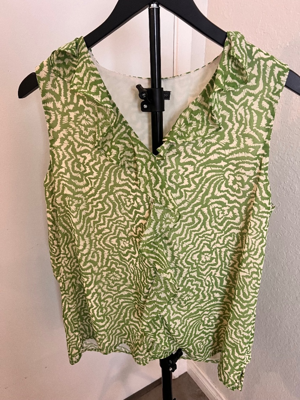 Vince Camuto V-Neck Ruffle Sleeveless Blouse | Size Medium